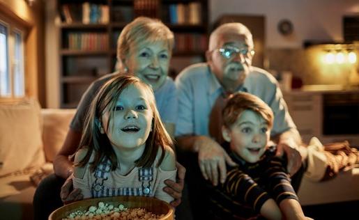 祖父母和孙子们在看电视